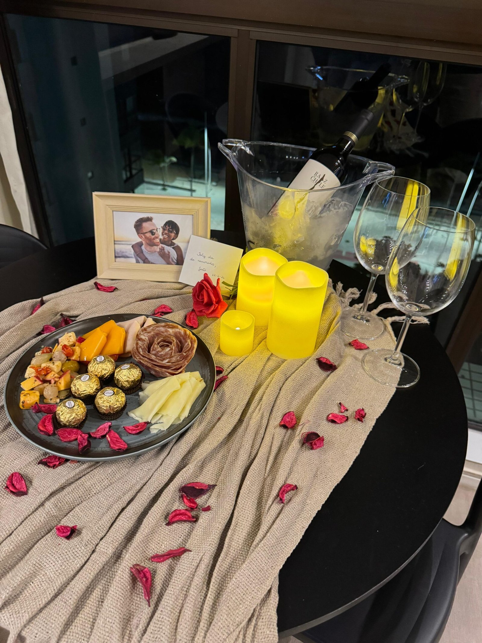 Vinho, tábua de frios e taças do BNB Memory