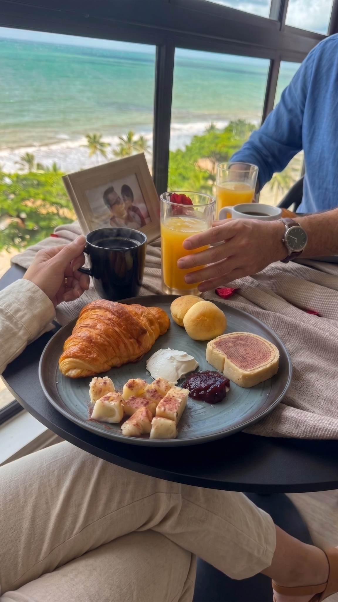 Café da manhã para dois diante do mar